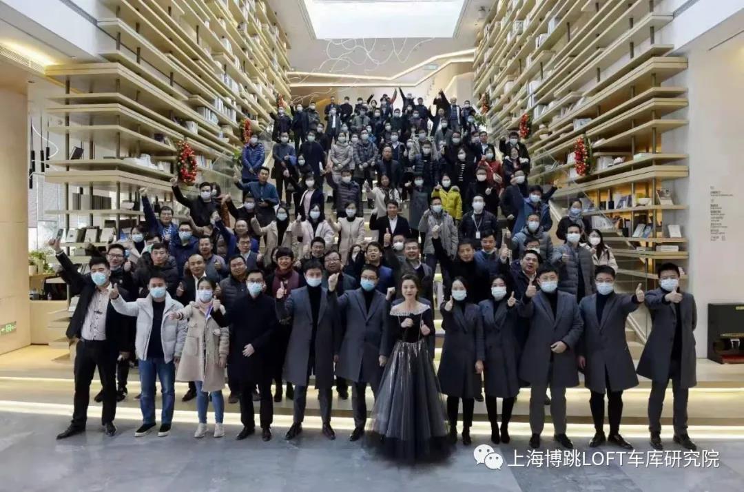 克孜勒苏柯尔克孜全国一百多人在华侨城汉口道6号参观研讨LOFT专利车库技术！